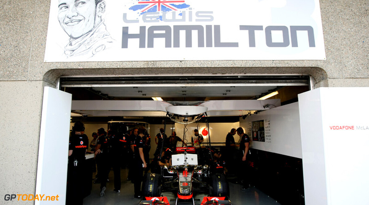 Hamilton ontkent gesprekken met Ferrari en Red Bull Racing