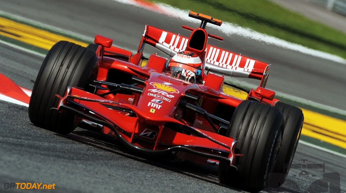 VT2: Raikkonen voor Hamilton, crash Webber