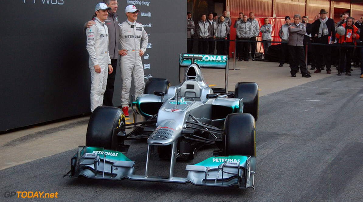 <b>Foto's:</b> Mercedes presenteert W03 in pitstraat Barcelona
