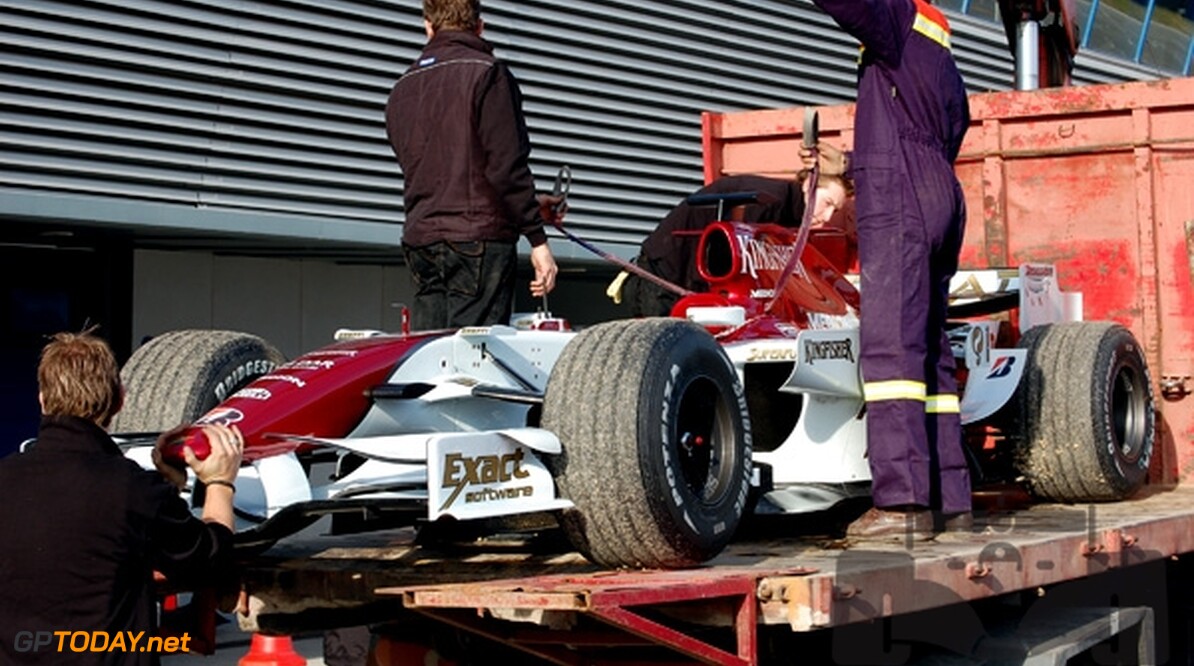 Fisichella crasht met Force India-wagen in Jerez