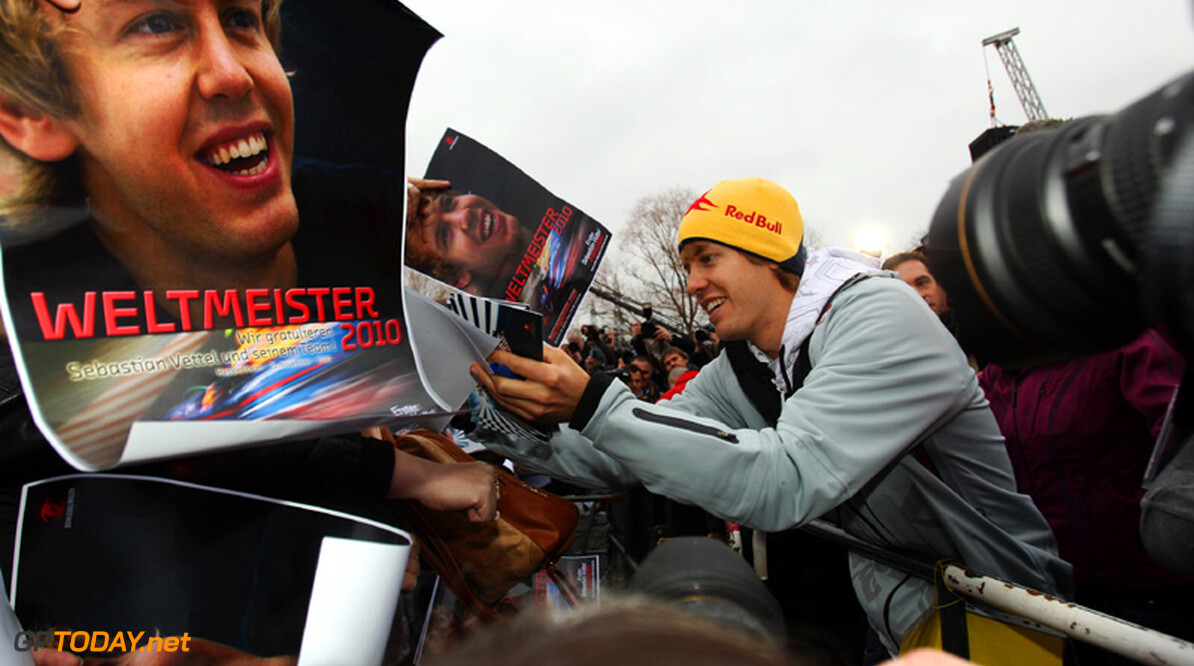 Sebastian Vettel verzorgt zaterdag demo met RB6 in Berlijn