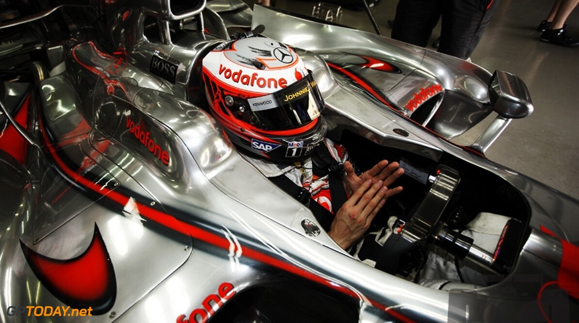 McLaren-coureurs gestraft: Hamilton en Kovalainen vijf plaatsen terug