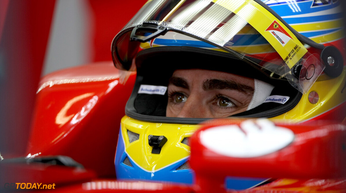 VT2: Alonso rijdt om rode vlaggen heen naar beste tijd