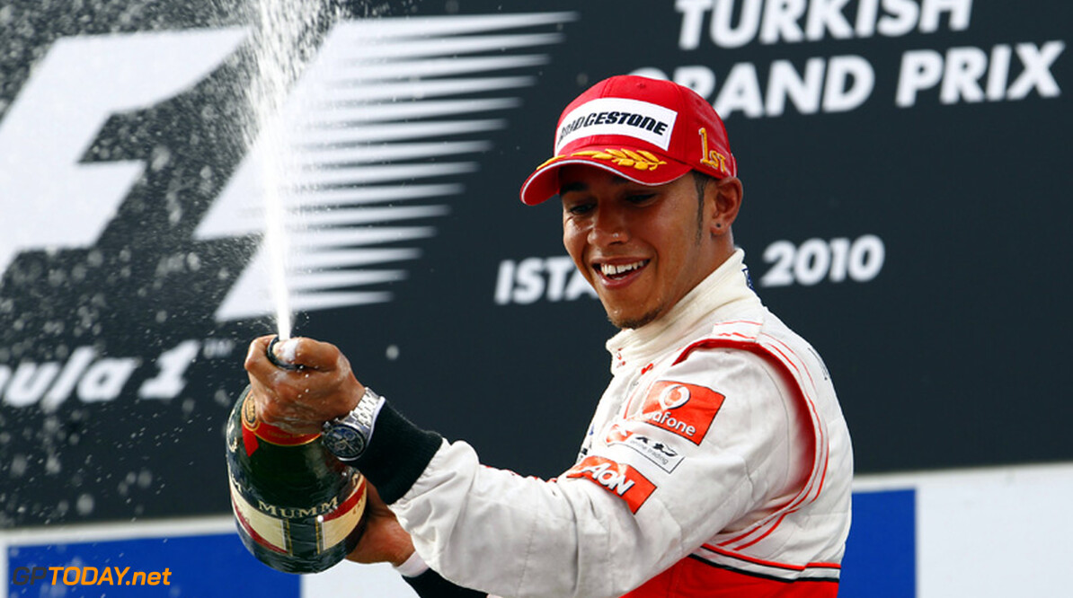 Lewis Hamilton profiteert van botsing Red Bull Racing-coureurs