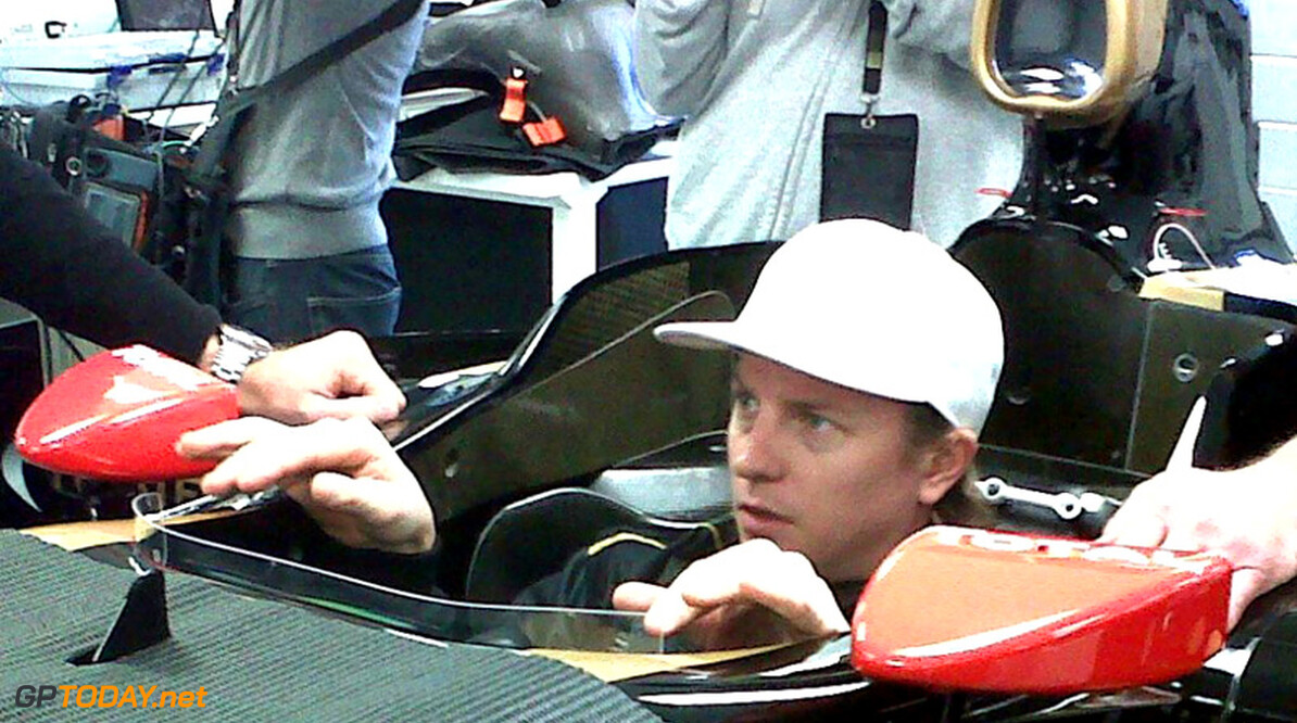 Kimi Raikkonen in Lotus-fabriek voor passen van stoeltje