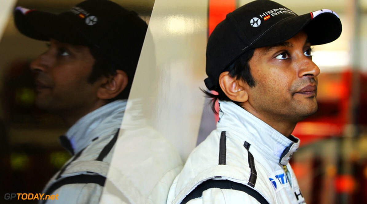 Narain Karthikeyan verslaat vervanger Ricciardo in eerste training