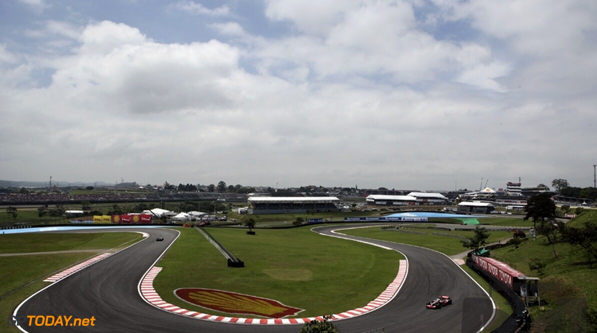 Plotselinge regenval: start Braziliaanse Grand Prix uitgesteld