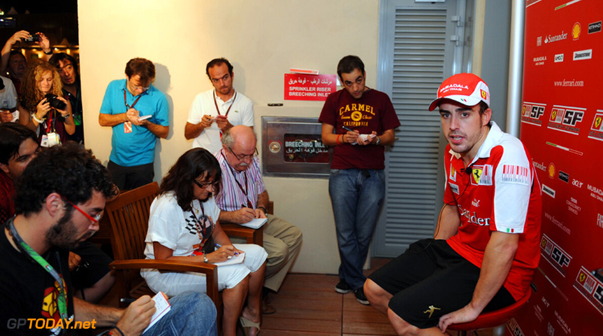 Alonso feliciteert wereldkampioen Vettel op Italiaanse tv