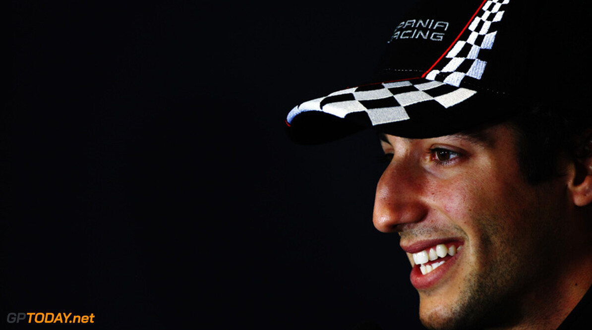 Daniel Ricciardo gelinkt aan racestoeltje bij Team Lotus/Caterham 