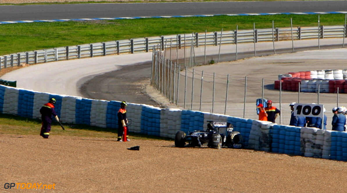 Foto's: Maldonado met zware crash in Jerez