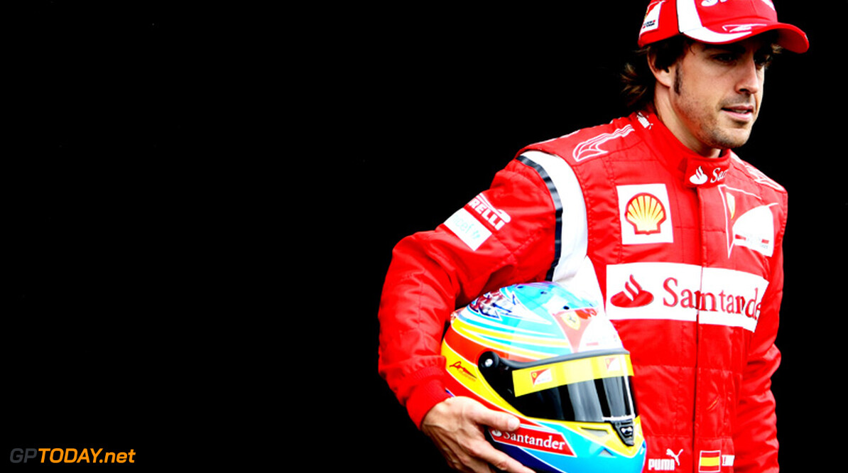 Alonso grijnst om vergelijking met Alain Prost door Hamilton