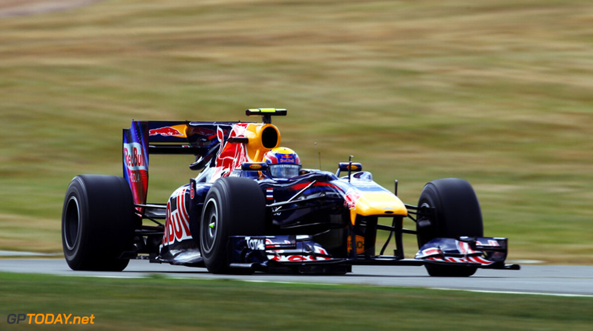 Mark Webber scoort dominante overwinning op Silverstone