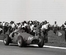 Prachtige actiebeelden in kleur van racelegende Fangio