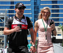 Vriendin Bottas kruipt achter het stuur van Formule 1-wagen