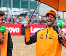 <b> Video: </b> Norris & Ricciardo vermaken zich tijdens het oponthoud