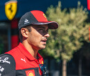 Leclerc werkt demo af in klassieke Ferrari