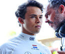 Hamilton looft De Vries: "Mijn vader probeerde hem te helpen naar de F1"