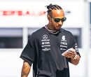 Hamilton ontkent Ferrari-geruchten en kondigt nieuw Mercedes-contract aan