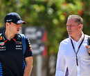 Jos Verstappen bestuurt Red Bull-bolide tijdens demorun in Oostenrijk