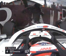 Verstappen lacht Bearman uit na gênante crash in pitlane