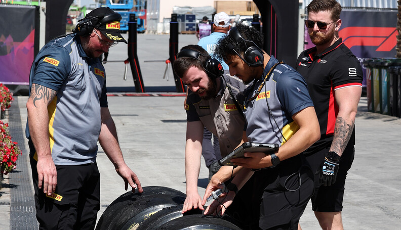 Formula One World Championship
Pirelli tyre engineers.

21.02.2024. Formula 1 Testing, Sakhir, Bahrain, Day One.

- www.xpbimages.com, EMail: requests@xpbimages.com (C) Copyright: Moy / XPB Images
Motor Racing - Formula One Testing - Day One - Sakhir, Bahrain
xpbimages.com
Sakhir
Bahrain

Formel1 Formel F1 Formula 1 Formula1 Test Testing one Bahrain In