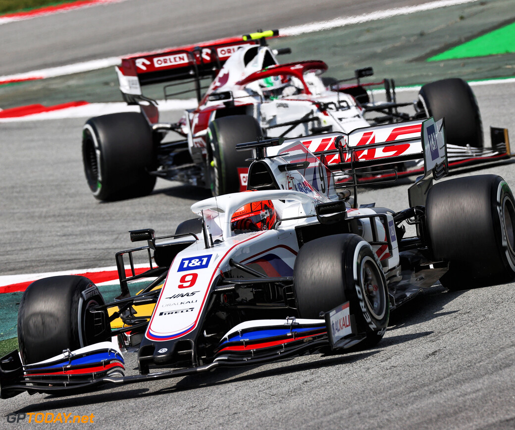 Nikita Mazepin brakes in front of Raikkonen during the qualifying round