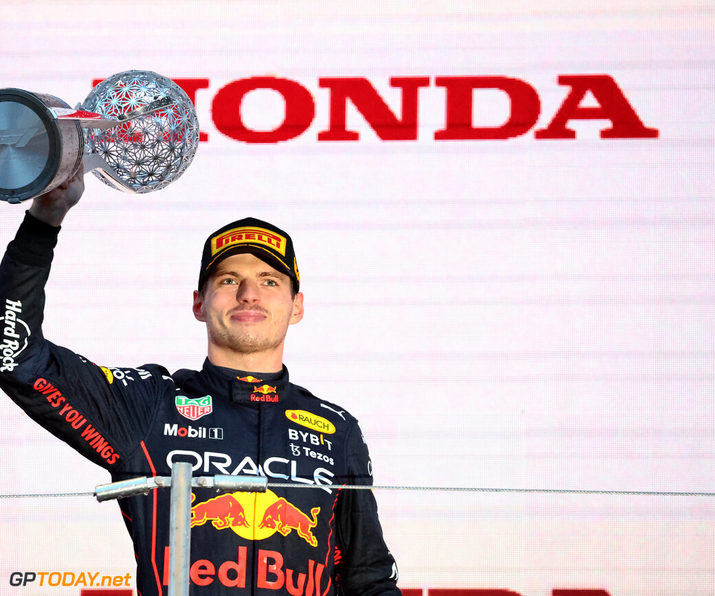 Verstappen riceve il premio per il giro più veloce ad Abu Dhabi